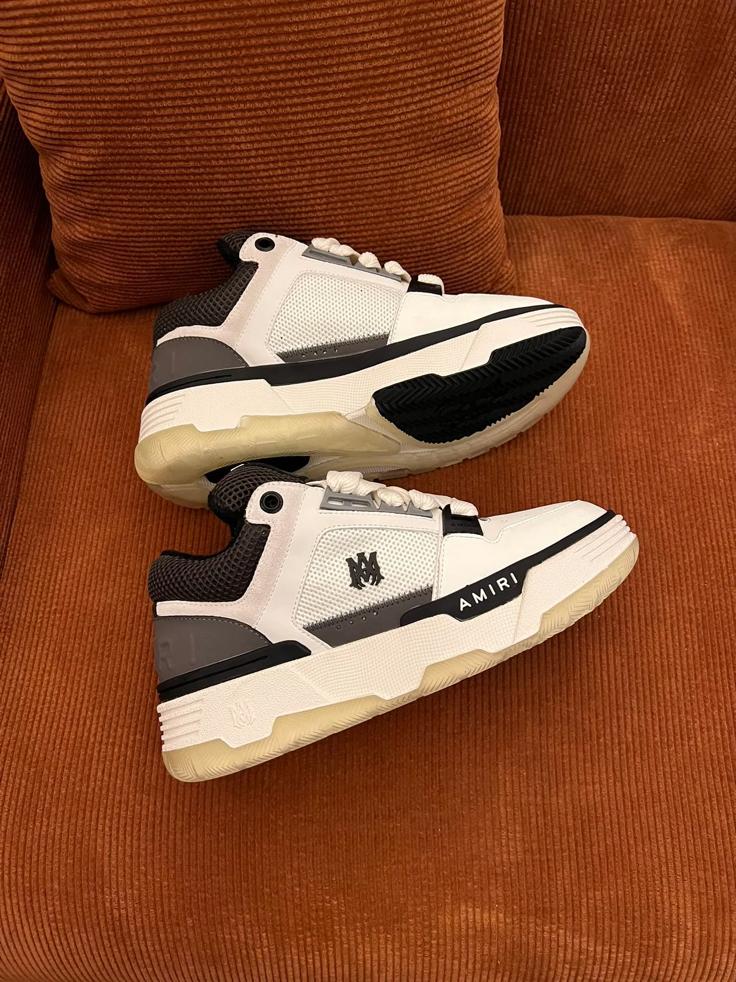 p620💰Men's shoes Amiri Emile's 2023 spring and summer new MA-1 bread shoes, couple models, casual sports shoes, sneakers Amiri gave up the rock punk style in the new season and used a large number of unsaturated colors, Morandi tones, whether you see or wear them, it will make people very happy. The large tongue of the bread shoes continues, shortens the length of the shoe body, thickens the midsole, and the toe part is more rounded. Amiri's brand letters and MA logo appear on the side of the shoe. Fabric: Original customized imported first-layer cowhide + mesh. Lining: Original customized breathable towel lining. Outsole. Foam combination material. Bottom thickness: 4CM. Size: Men's 39-45